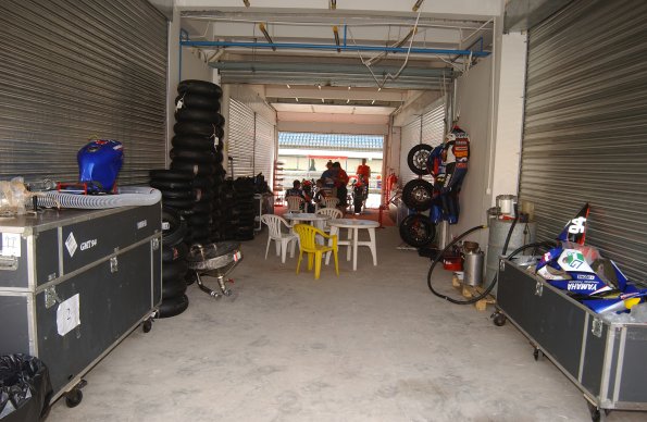 YAMAHA GMT 94
YAMAHA YZF R1
WILIAM COSTES, DAVID CHECA, CH. GUYOT
ENDURANCE

fot: LUKASZ SWIDEREK
www.fotoswiderek.prv.pl
fotoswiderek@wp.pl
tel: +48 601 26 18 13

6h ZHUHAI 2004
ENDURANCE WORL CHAMPIONSHIP