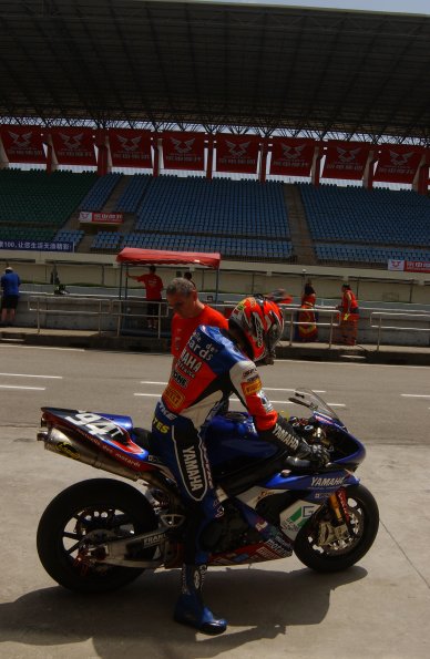 YAMAHA GMT 94
YAMAHA YZF R1
WILIAM COSTES, DAVID CHECA, CH. GUYOT
ENDURANCE

fot: LUKASZ SWIDEREK
www.fotoswiderek.prv.pl
fotoswiderek@wp.pl
tel: +48 601 26 18 13

6h ZHUHAI 2004
ENDURANCE WORL CHAMPIONSHIP