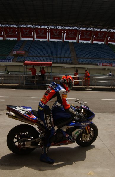 YAMAHA GMT 94
YAMAHA YZF R1
WILIAM COSTES, DAVID CHECA, CH. GUYOT
ENDURANCE

fot: LUKASZ SWIDEREK
www.fotoswiderek.prv.pl
fotoswiderek@wp.pl
tel: +48 601 26 18 13

6h ZHUHAI 2004
ENDURANCE WORL CHAMPIONSHIP