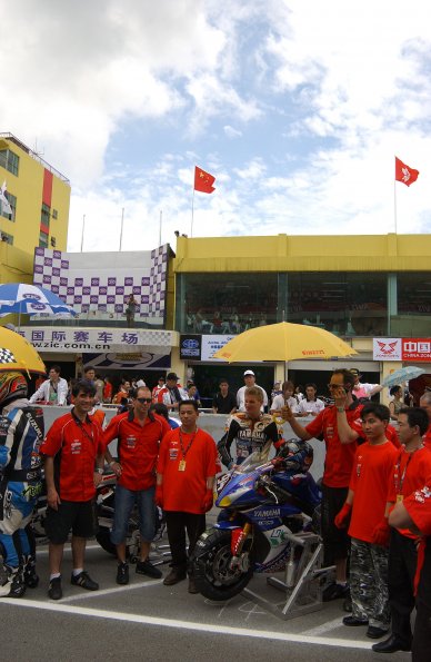 YAMAHA GMT 94
YAMAHA YZF R1
WILIAM COSTES, DAVID CHECA
ENDURANCE

fot: LUKASZ SWIDEREK
www.fotoswiderek.prv.pl
fotoswiderek@wp.pl
tel: +48 601 26 18 13

6h ZHUHAI 2004
ENDURANCE WORL CHAMPIONSHIP