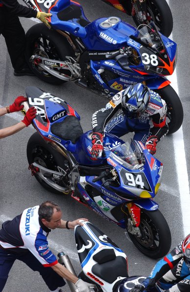 YAMAHA GMT 94
YAMAHA YZF R1
WILIAM COSTES, DAVID CHECA
ENDURANCE

fot: LUKASZ SWIDEREK
www.fotoswiderek.prv.pl
fotoswiderek@wp.pl
tel: +48 601 26 18 13

6h ZHUHAI 2004
ENDURANCE WORL CHAMPIONSHIP