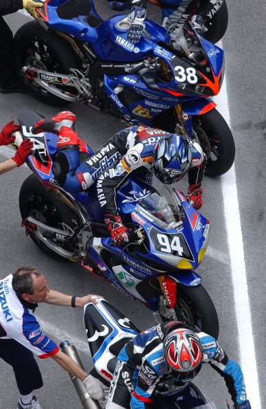 YAMAHA GMT 94
YAMAHA YZF R1
WILIAM COSTES, DAVID CHECA
ENDURANCE

fot: LUKASZ SWIDEREK
www.fotoswiderek.prv.pl
fotoswiderek@wp.pl
tel: +48 601 26 18 13

6h ZHUHAI 2004
ENDURANCE WORL CHAMPIONSHIP