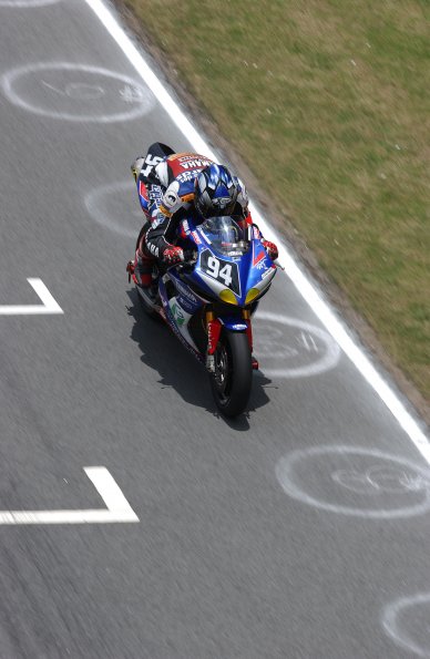 YAMAHA GMT 94
YAMAHA YZF R1
WILIAM COSTES, DAVID CHECA
ENDURANCE

fot: LUKASZ SWIDEREK
www.fotoswiderek.prv.pl
fotoswiderek@wp.pl
tel: +48 601 26 18 13

6h ZHUHAI 2004
ENDURANCE WORL CHAMPIONSHIP