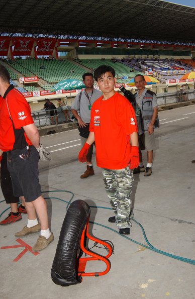 YAMAHA GMT 94
YAMAHA YZF R1
WILIAM COSTES, DAVID CHECA
ENDURANCE

fot: LUKASZ SWIDEREK
www.fotoswiderek.prv.pl
fotoswiderek@wp.pl
tel: +48 601 26 18 13

6h ZHUHAI 2004
ENDURANCE WORL CHAMPIONSHIP