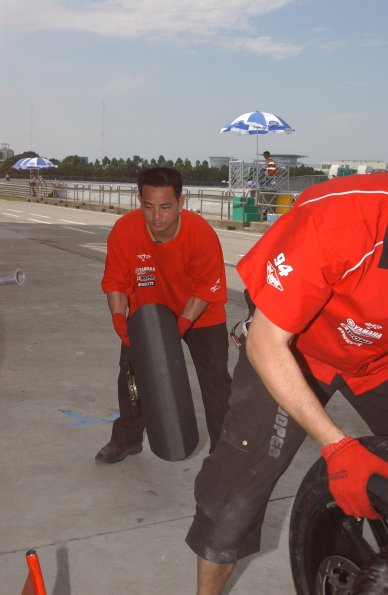 YAMAHA GMT 94
YAMAHA YZF R1
WILIAM COSTES, DAVID CHECA
ENDURANCE

fot: LUKASZ SWIDEREK
www.fotoswiderek.prv.pl
fotoswiderek@wp.pl
tel: +48 601 26 18 13

6h ZHUHAI 2004
ENDURANCE WORL CHAMPIONSHIP