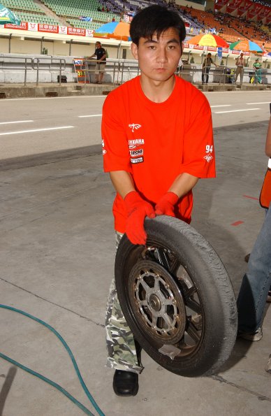 YAMAHA GMT 94
YAMAHA YZF R1
WILIAM COSTES, DAVID CHECA
ENDURANCE

fot: LUKASZ SWIDEREK
www.fotoswiderek.prv.pl
fotoswiderek@wp.pl
tel: +48 601 26 18 13

6h ZHUHAI 2004
ENDURANCE WORL CHAMPIONSHIP
