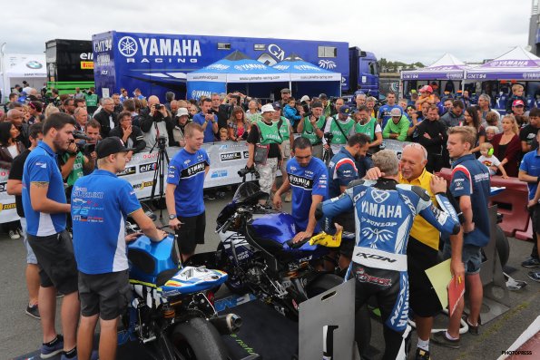 CAROLE FSBK 2016
6 ème manche du
Championnat de France Superbike
3 / 4 Septembre 2016
© PHOTOPRESS
Tel: 04 93 37 95 96
info@photopress.fr