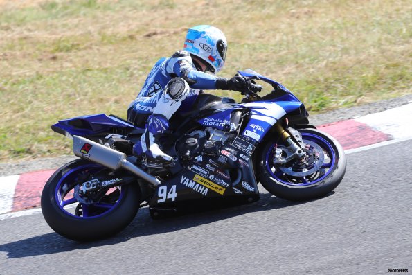 PAU-ARNOS FSBK 2016
5ème manche du
Championnat de France Superbike
14 / 15 Aout 2016
© PHOTOPRESS
Tel: 04 93 37 95 96
info@photopress.fr